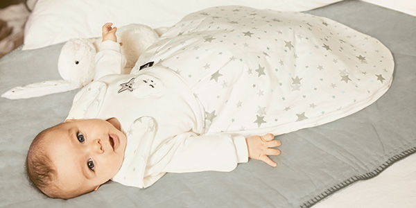 Fast so schön wie selbstgestrickt: Das kuschelige Wohlgefühl von Geburt an mit den Alvi® Strickdecken Baby, Person, Decke, Kopf, Gesicht
